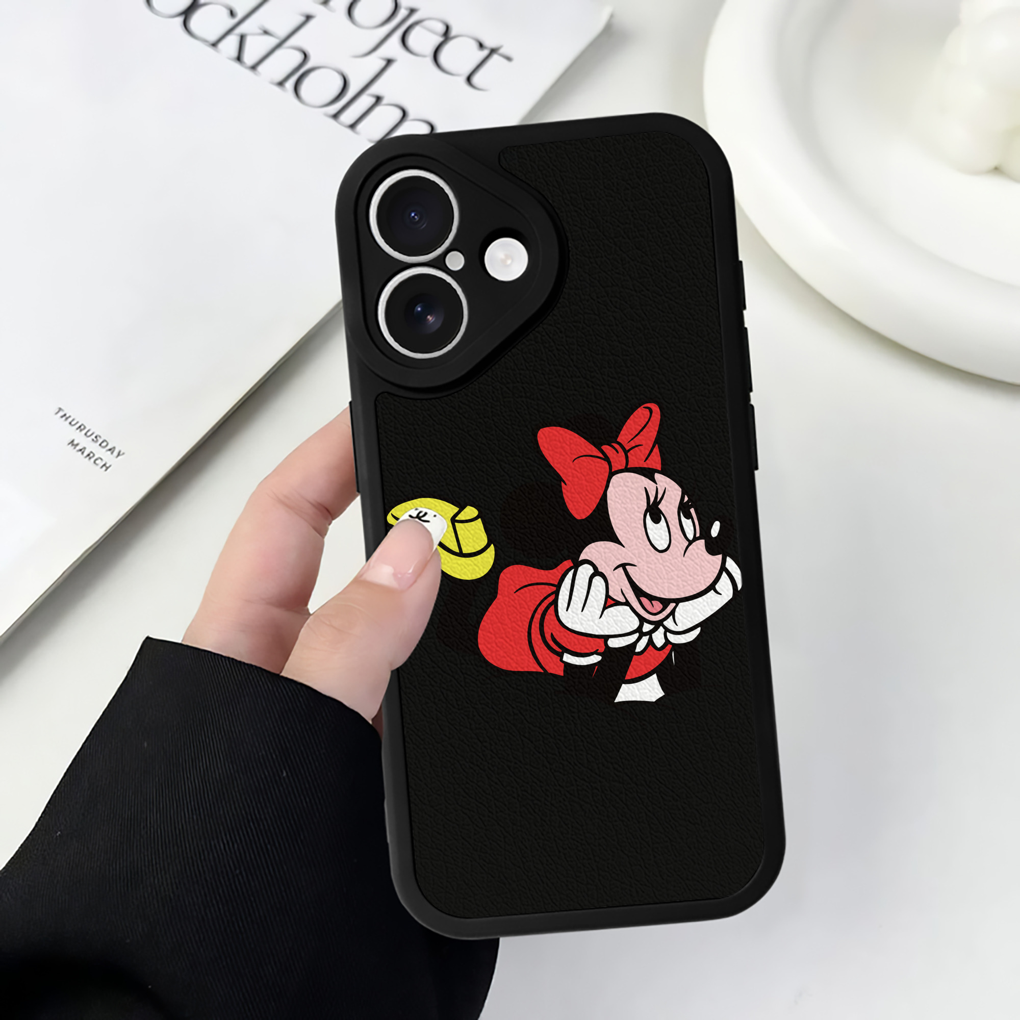 （画像用） ミッキーマウス Mickey Mouse 【iPhone 16シリーズ対応】シリコンスマホケース（レザー調） 材質：シリコン